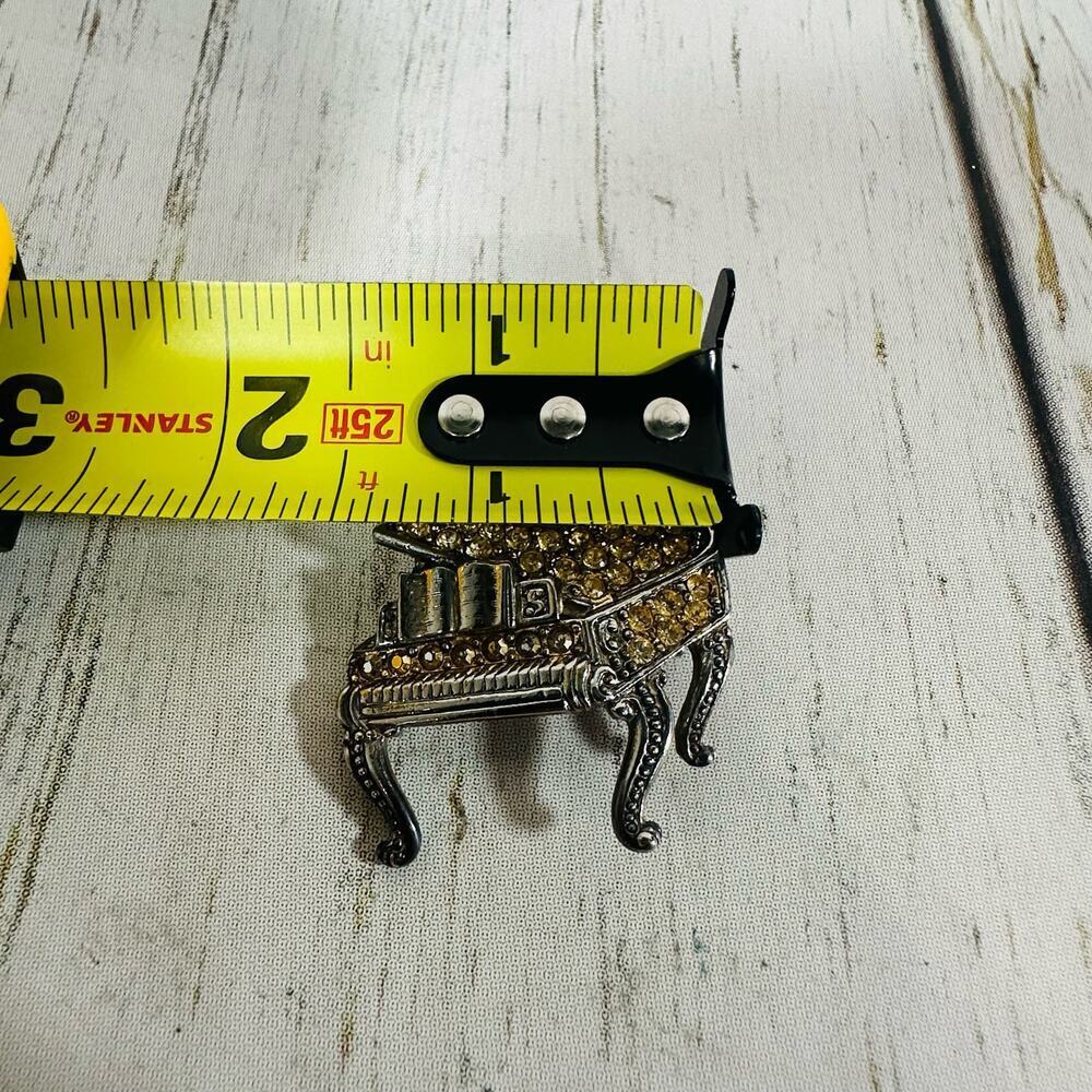 Signed DANECRAFT Vintage Silvertone Rhinestones Baby Grand Piano Pin Brooch - Picture 3 of 3